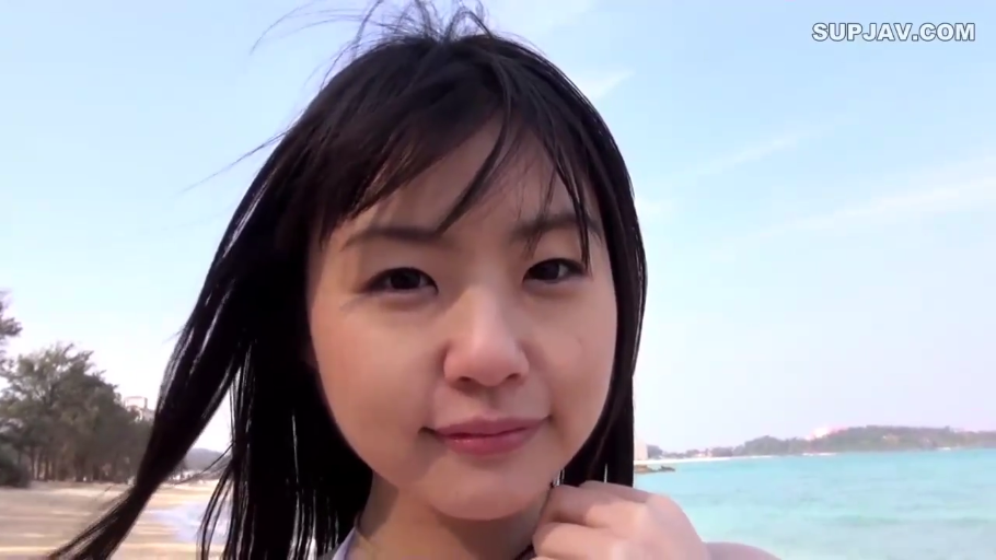 脸部特写 · 注视镜头 · 正面 · 海边 · 白色泳装 · 微露笑容
