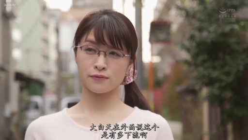 交谈 · 严肃 · 眼镜 · 站姿 · 面部特写 · 熟女 · 户外街道 · 浅色针织衫