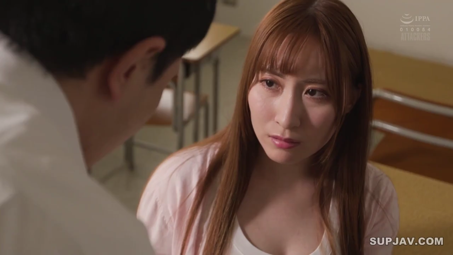 室内 · 坐姿 · 严肃 · 面部特写 · 剧情 · 对视 · 桌椅 · 粉色开衫