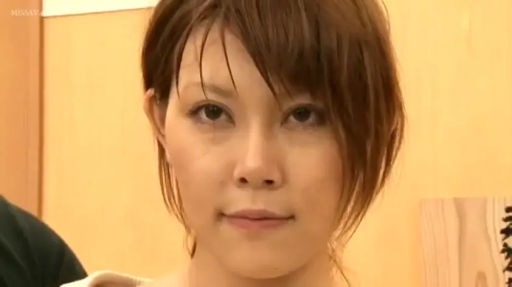 室内 · 微笑 · 面部特写 · 注视 · 正面 · 浅色上衣 · 中短发