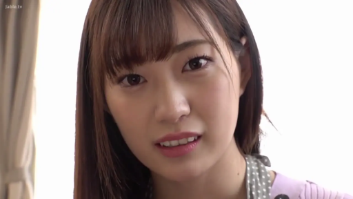 室内 · 脸部特写 · 微笑 · 对视 · 长发 · 正面 · 围裙