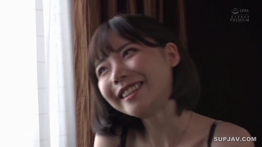 室内 · 脸部特写 · 注视 · 短发 · 吊带背心 · 侧头 · 灿烂笑容