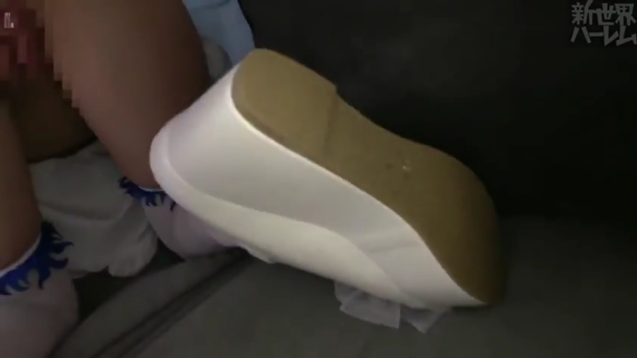 室内 · 足部特写 · 白色厚底鞋 · 抬脚