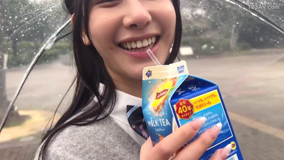 手部特写 · 领结 · 雨天街道 · 俏皮 · 奶茶盒 · 下雨