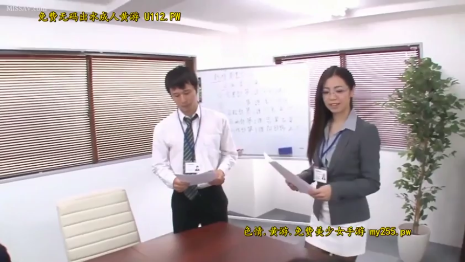 办公室 · 女士灰色西装外套 · 员工证件牌 · 严肃认真 · 人物全身中景