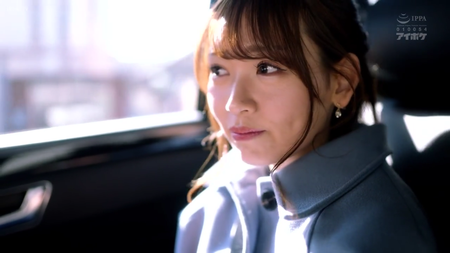 坐姿 · 微笑 · 面部特写 · 注视 · 车内 · 耳坠 · 浅蓝色大衣