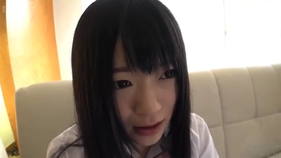 沙发 · 眼神注视 · 微张嘴 · 白色衬衫 · 自然光
