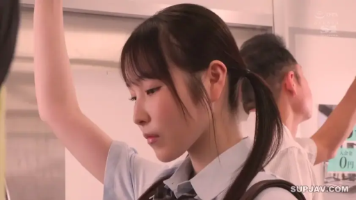 面无表情 · 地铁 · 侧脸特写 · 浅蓝色短袖衬衫校服