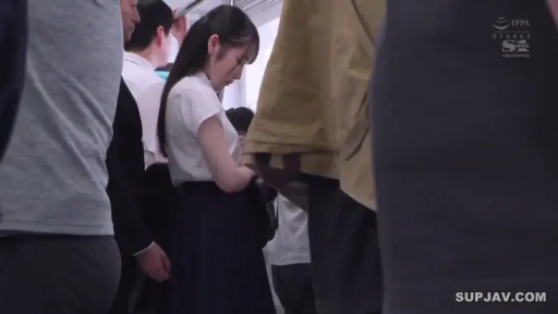 面无表情 · 公共交通 · 深色百褶裙 · 女性侧脸特写 · 周围环境拥挤