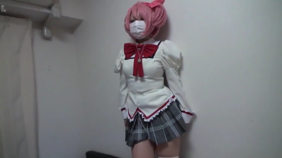 卧室 · 遮挡表情 · 动漫角色制服 · 头部特写 · 假发