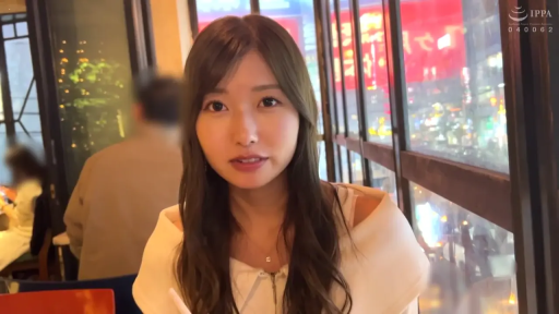 坐姿 · 半身特写 · 餐厅 · 注视镜头 · 白色露肩上衣 · 自然表情