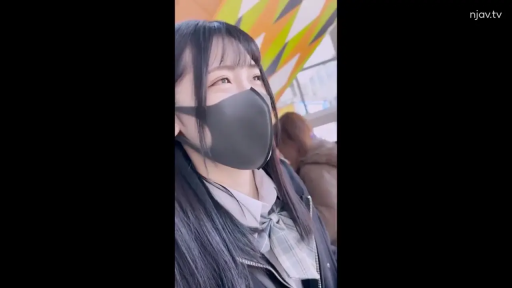 公共空间 · 眼神迷离 · 眼睛特写 · 黑色口罩 · 灰色领带
