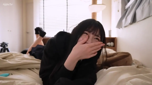 卧室 · 脸部特写 · 开心地笑 · 黑色袜子