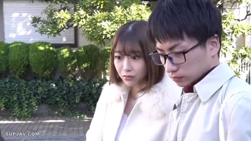 惊讶 · 脸部特写 · 户外 · 男性穿米色风衣