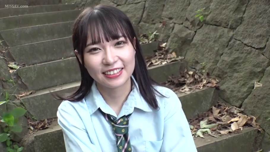 上半身特写 · 学生制服风格 · 注视镜头 · 小路