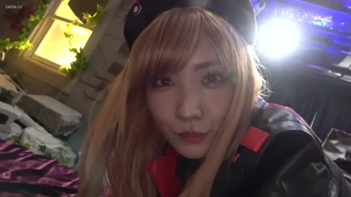 俯身 · 脸部特写 · 影棚 · 凝视镜头 · 角色扮演服 · 微露笑意