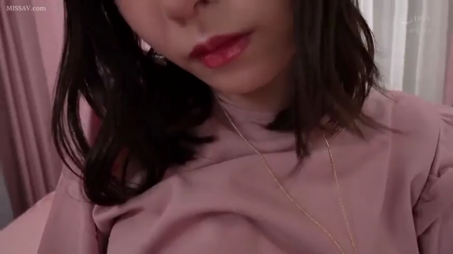 室内 · 俯身 · 脸部特写 · 粉色上衣