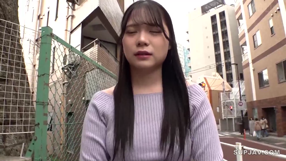 迷离 · 半身特写 · 户外街道 · 街拍 · 正面直立 · 闭眼说话 · 紫色露肩毛衣