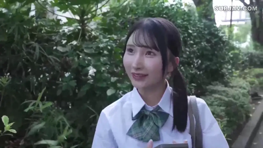 微笑 · 面部特写 · 户外 · 白色衬衫校服