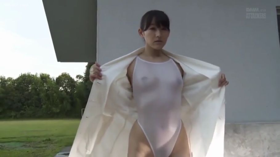 凝视镜头 · 建筑物旁 · 透视感 · 白色高开叉连体泳衣 · 乳头透视部位