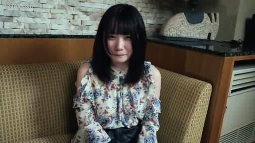 酒店 · 上半身特写 · 紧张 · 碎花露肩上衣