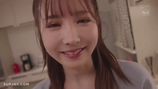 脸部特写 · 微笑 · 灰色上衣 · 对视 · 厨房 · 长发 · 正面