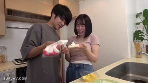 厨房 · 女士粉色修身短袖 · 笑容满面 · 奶油 · 日常居家背景 · 两人上半身镜头