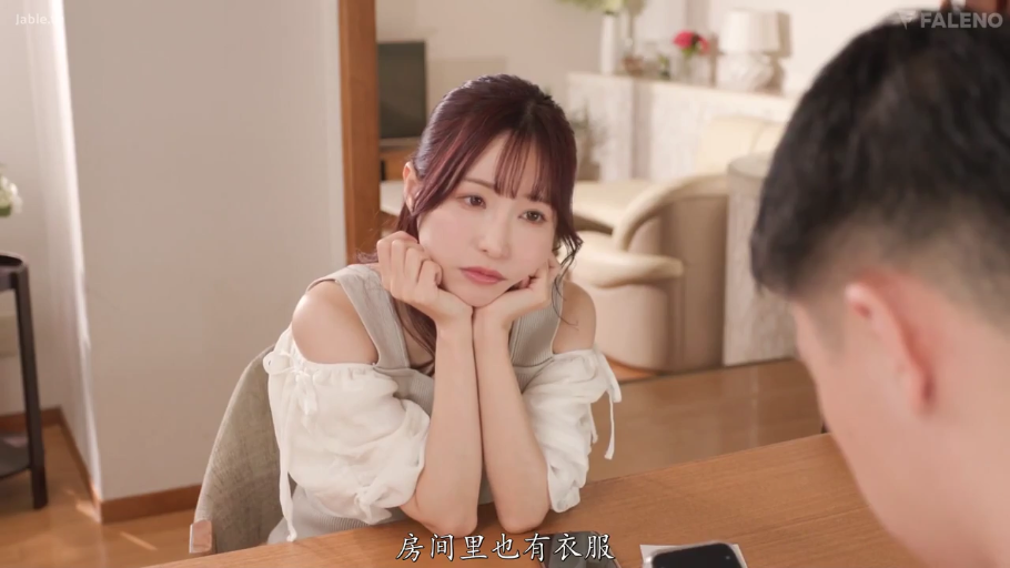 交谈 · 忧郁 · 客厅 · 露肩针织衫 · 智能手机 · 日本AV · 半身像 · 托腮坐姿