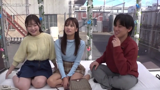 座り姿勢 · 会話 · 中景 · ニットセーター · 微笑 · 多人 · 屋外 · 装饰花