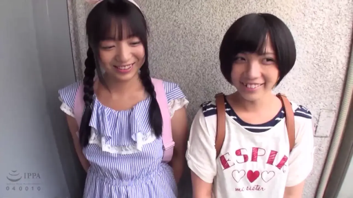 站立 · 上半身 · 户外 · 条纹连衣裙