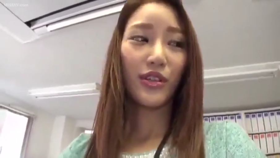 脸部特写 · 办公室 · 浅色针织衫