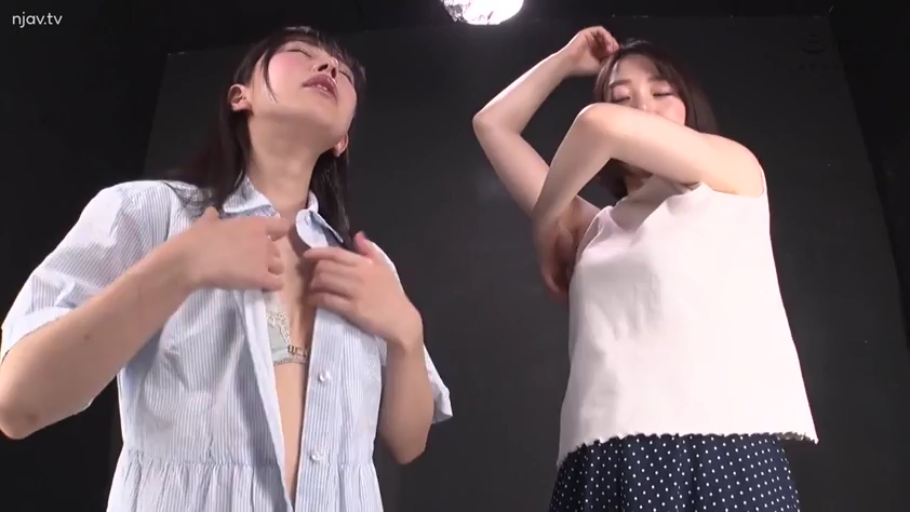 室内 · 站立 · 迷离 · 波点裙 · 双人 · 仰拍 · 脱衣