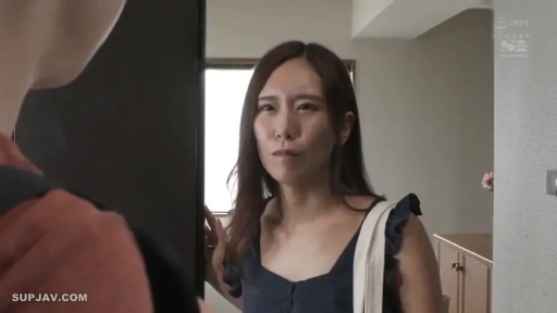 严肃 · 脸部 · 站姿 · 居家 · 注视 · 挎包 · 门口 · 深色背心