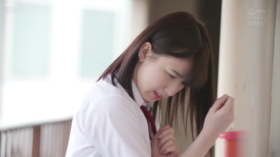 紧张 · 白色校服衬衫 · 学校走廊 · 面部侧脸特写