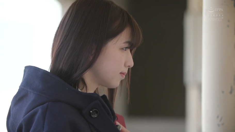 站姿 · 平静 · 户外 · 长发 · 静止 · 侧脸特写 · 深蓝色连帽大衣