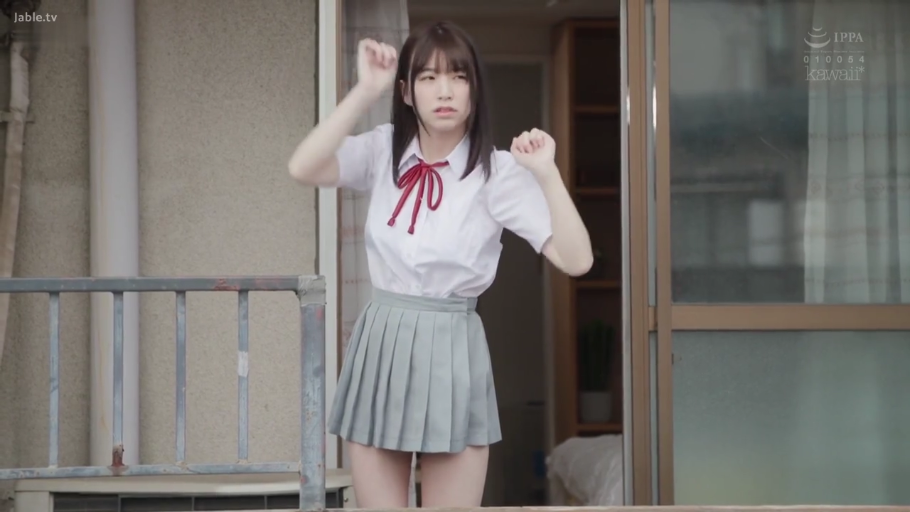 认真 · 白色短袖制服衬衫 · 阳光照射 · 阳台 · 中景镜头