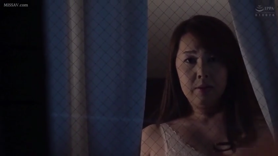 室内 · 严肃 · 站立 · 面部特写 · 熟女 · 窥视 · 纱窗 · 白色蕾丝睡裙