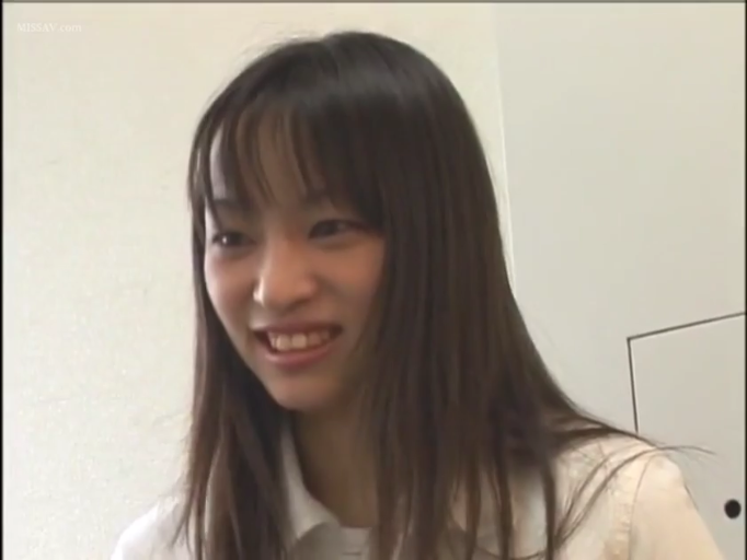 室内 · 五官特写 · 微笑 · 白色衬衫