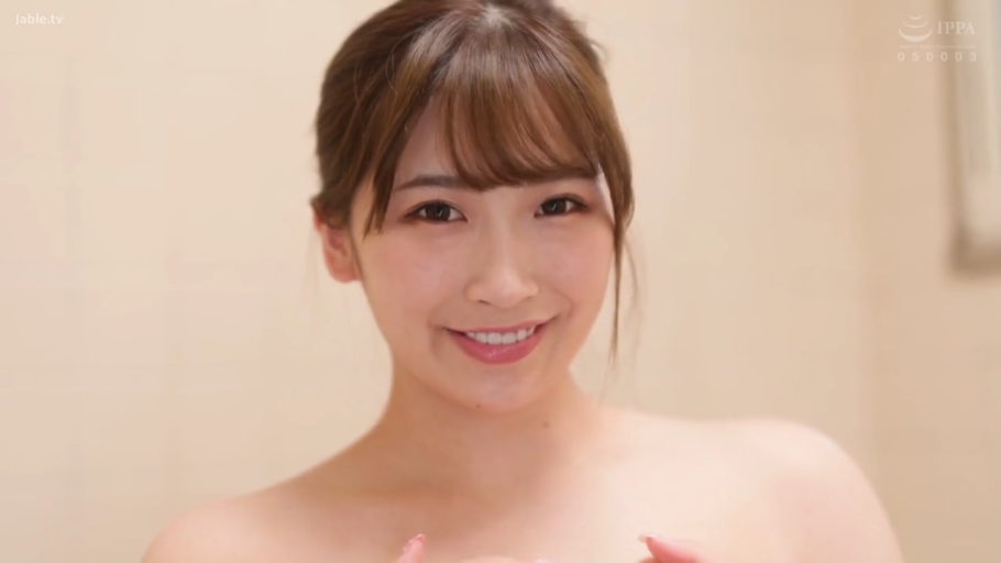 室内 · 注视镜头 · 肩部特写 · 无衣物遮挡 · 无遮挡