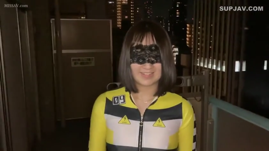 微笑 · 面部特写 · 夜景 · 夜间 · 黑色蕾丝眼罩 · 黄色黑色拼接赛车风格拉链紧身衣