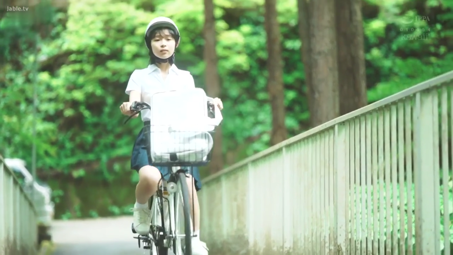 校服 · 中景 · 自然 · 户外 · 日系 · 自行车 · 骑行 · 骑自行车