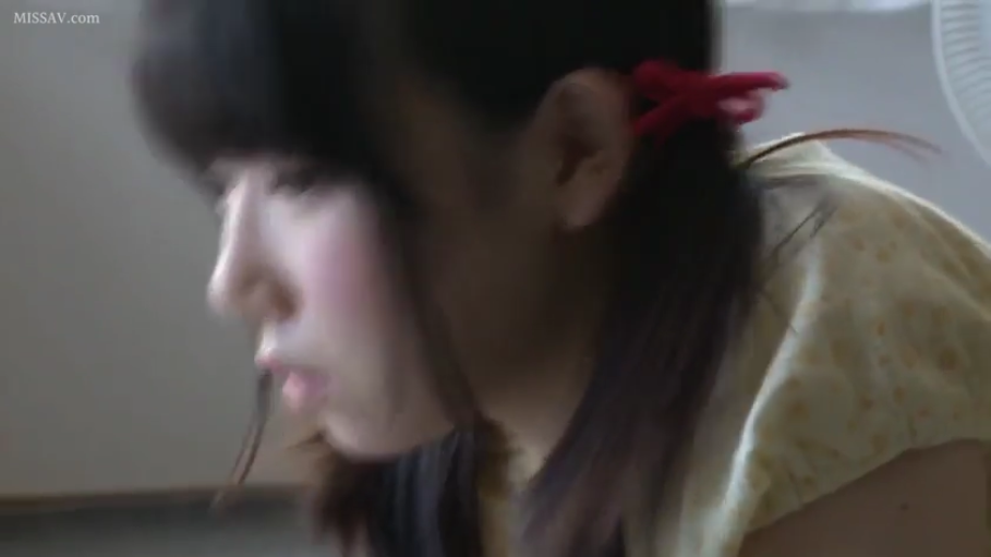 室内 · 俯身 · 脸部特写 · 碎花上衣