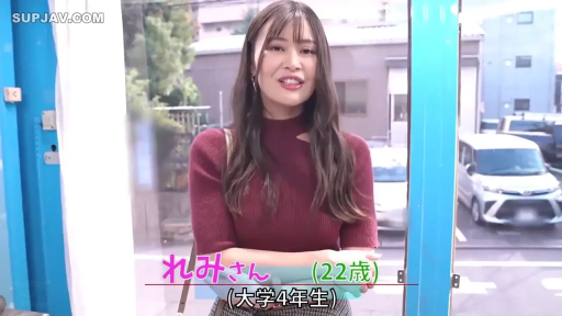 谈话表情 · 面部特写 · 街头 · 深红色针织衫 · 字幕显示年龄及职业