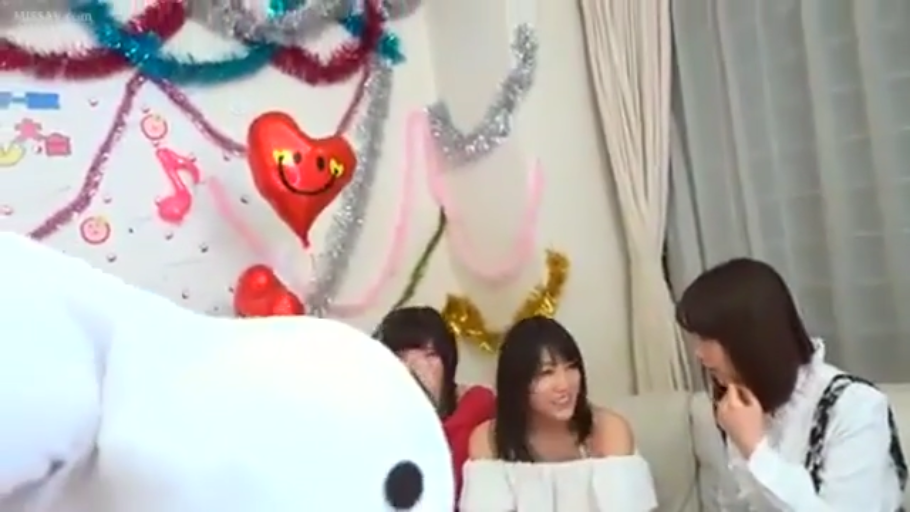 坐姿 · 交谈 · 中景 · 微笑 · 客厅 · 便服 · 多人 · 气球
