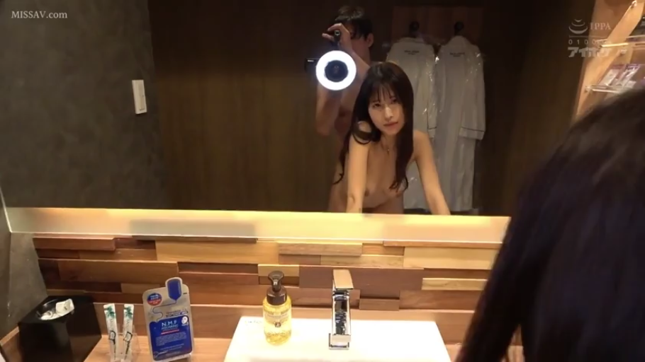 全裸 · 注视镜头 · 后入 · 女优面部特写 · 酒店洗手间 · 摄像设备 · 灯光照明