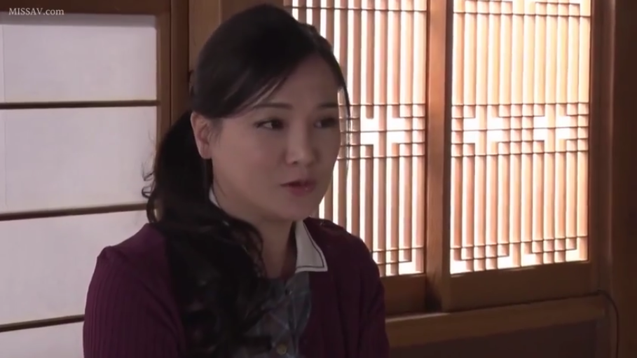 平静 · 脸部特写 · 日式房间 · 内搭格纹衬衫