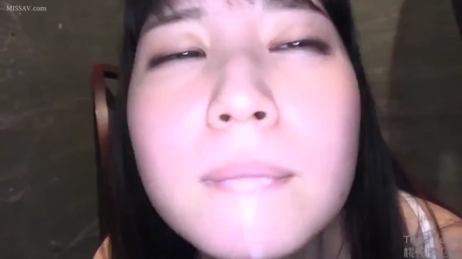 室内 · 吊带衫 · 脸部大特写