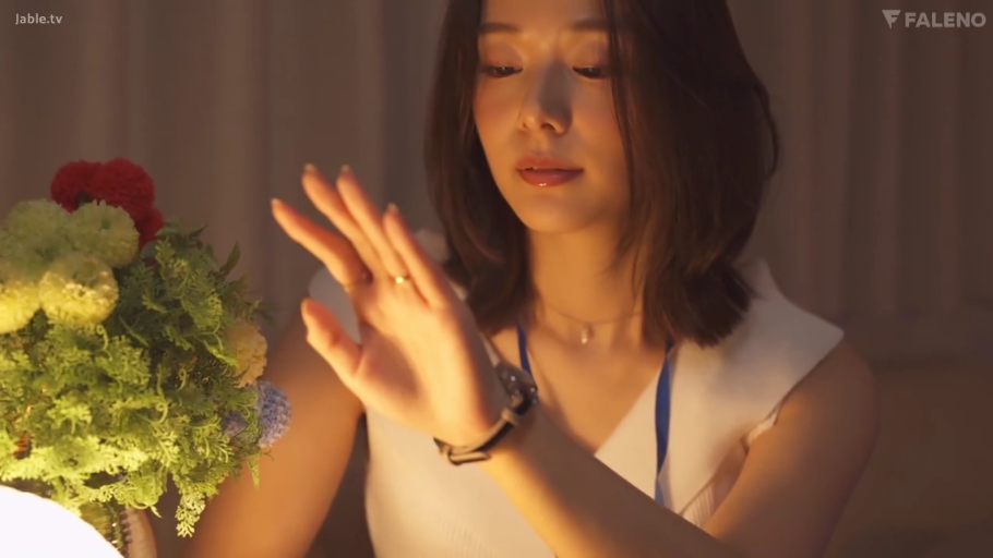 室内 · 面部特写 · 白色无袖上衣 · 花瓶 · 略带诱惑