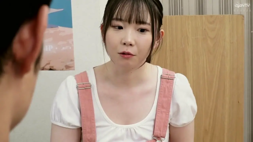 室内 · 略显紧张 · 面部特写 · 白色圆领短袖
