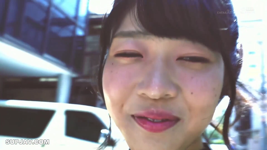 脸部特写 · 聊天 · 户外 · 笑容 · 正面 · 黑色上衣 · 亚洲女性